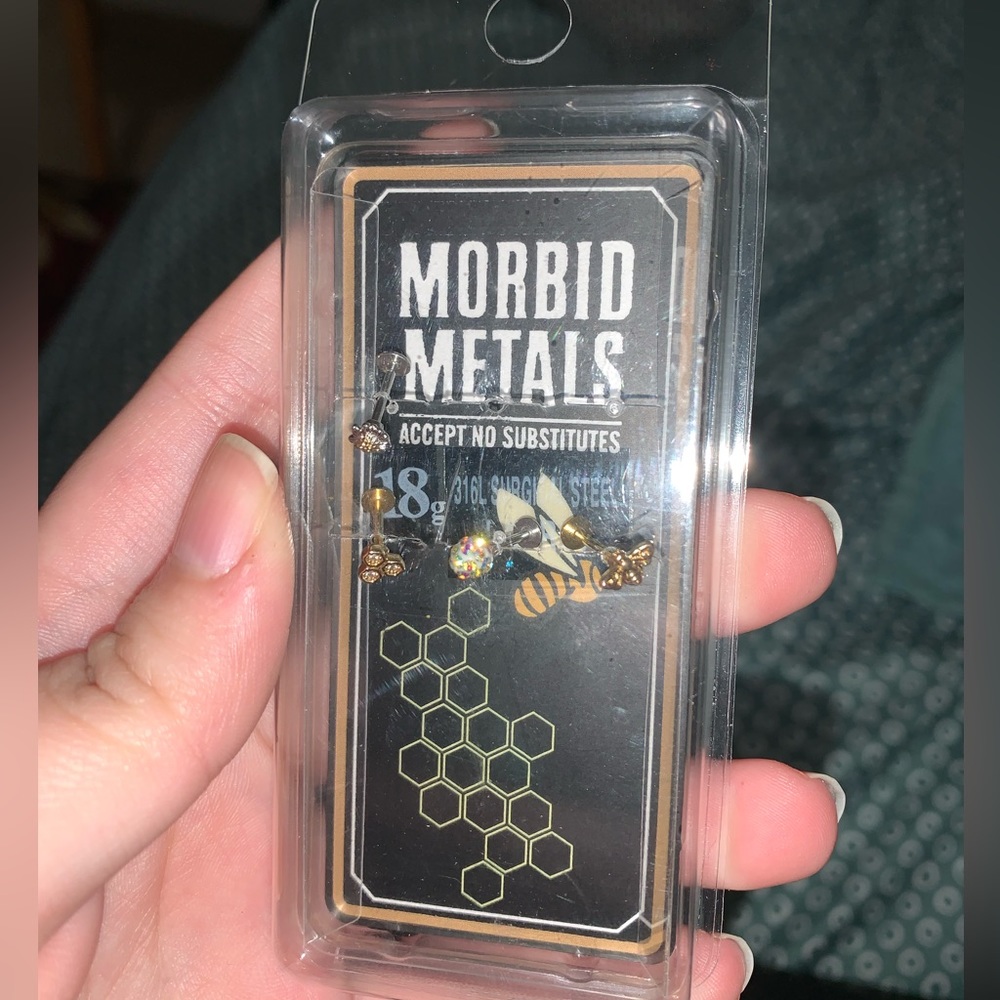 18g bee style nose studs